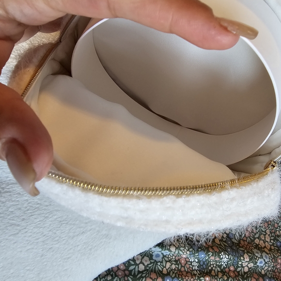 Chanel Beauté White and Gold. - Picture 5 of 5